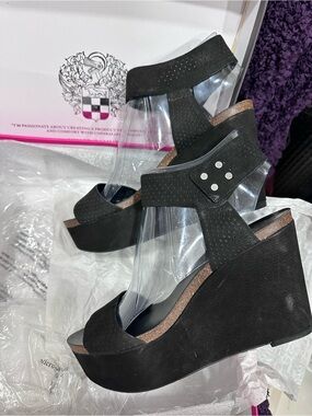 Vince Camuto Valamie Blk Perforated Suede Platform Wedge sandals heels
